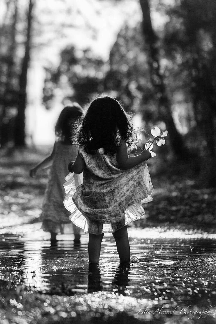 Дети черно белое. Маленькая девочка черно белое. Маленькая девочка прл пождём. Черно белая фотография маленькой девочки.
