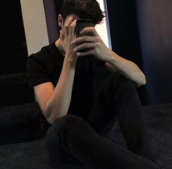 парень закрывает лицо. мальчики с закрытым лицом. мужчина закрывает лицо руками. парень прикрывает лицо. парень прикрывает лицо.