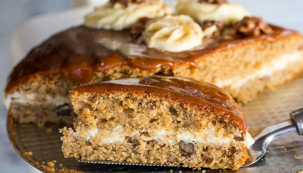 Пирог из йогурта. Пирог со сгущенным молоком. Пирог на сгущенном молоке. Быстрый пирог со сгущенкой. Пирог из сгущенки.