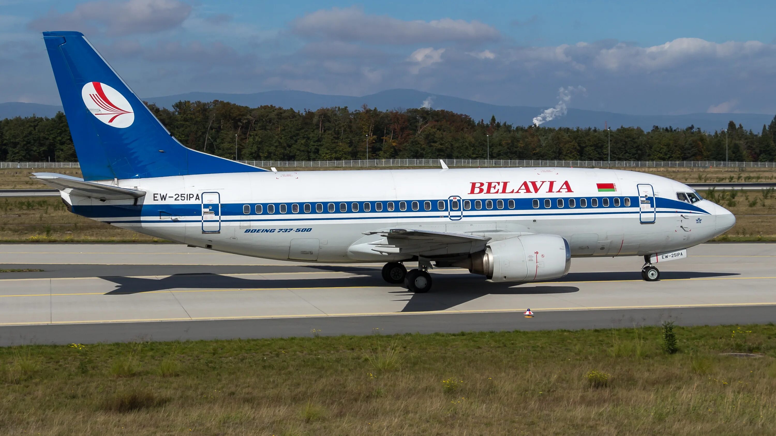 Самолет минск грузия. B737 Belavia. E195 Belavia. Белавиа 2023 год.
