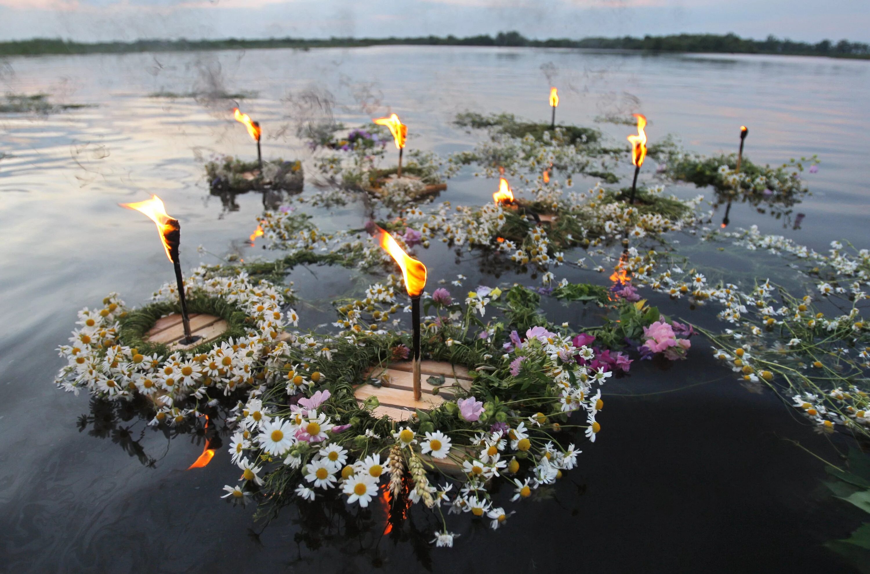 Венок на троицу. Если венок утонул на ивана купала. Венки на воде. Если венок утонул на ивана купала. Ивана купала 2022.