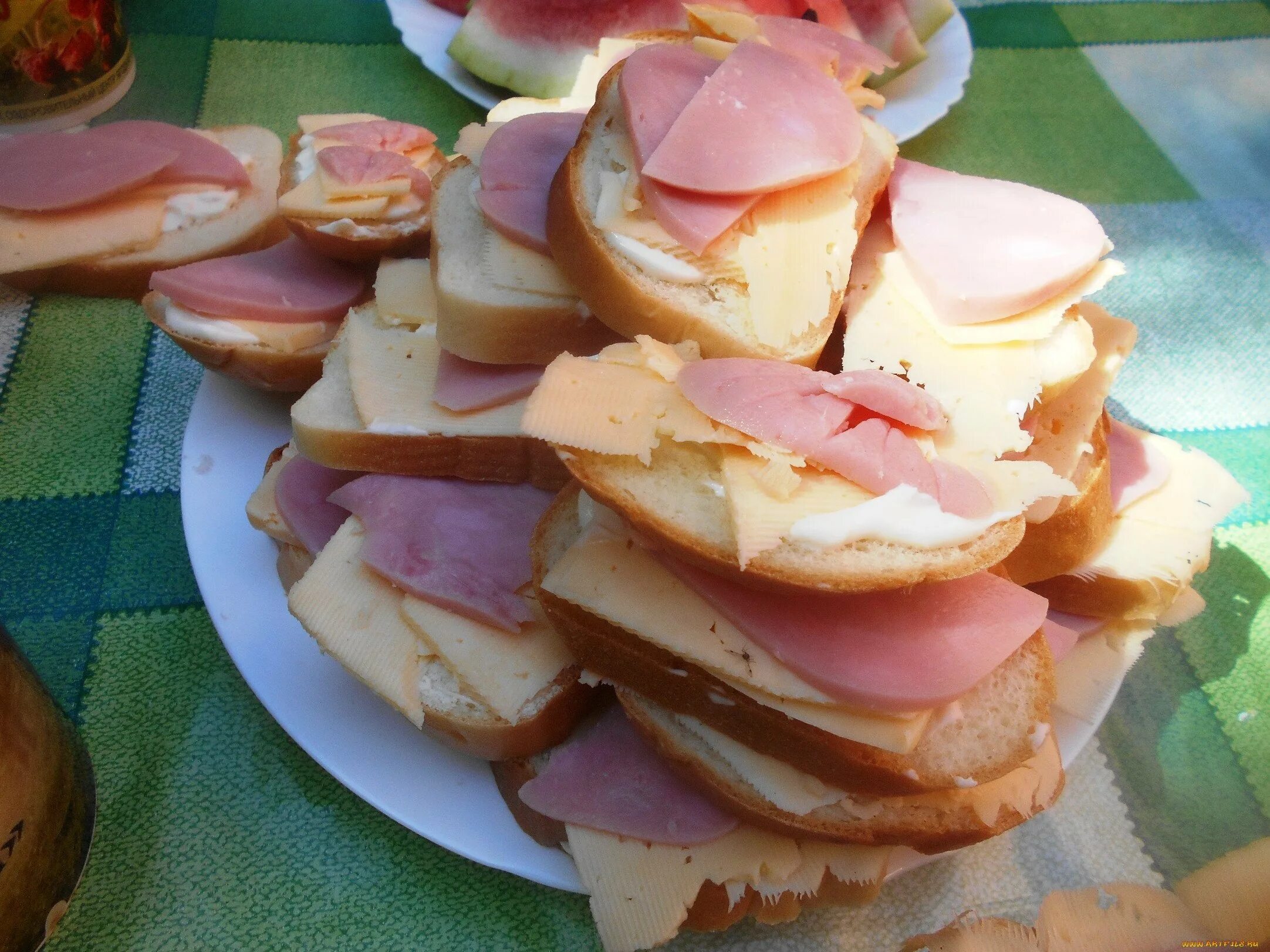 Бутерброд с колбасой. Бутеры с колбасой и сыром. Бутерброды колбаса сыр. Бутерброды с сыра и колбасы.