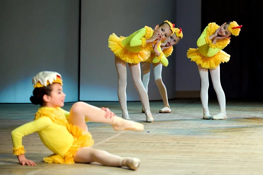 танец снежинок чайковский щелкунчик. детские танцы чайковский. детские танцы чайковский. чайковский танец пастушков. баланчин щелкунчик балет.