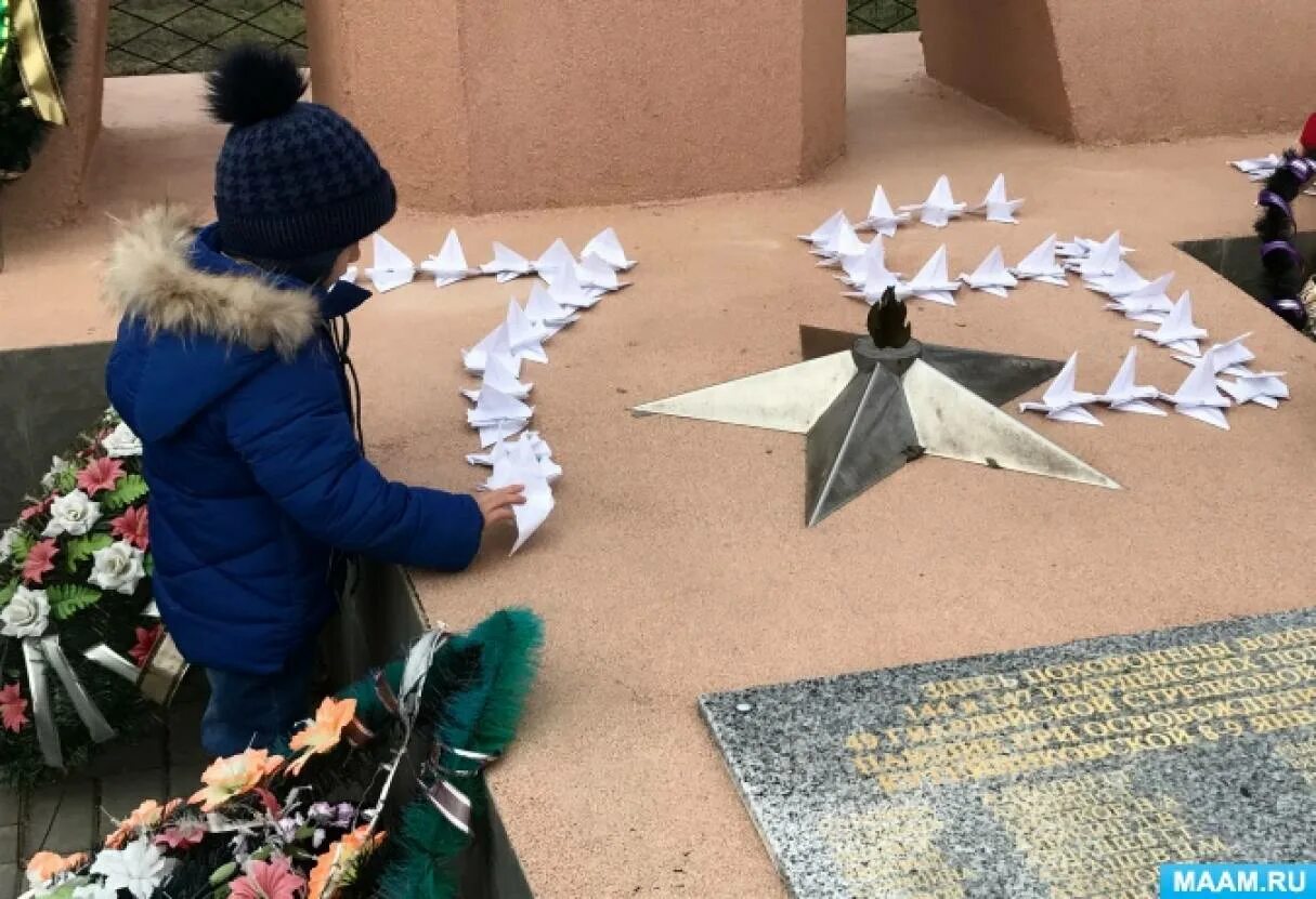 Белые журавлики памяти. Поделка на день Победы с журавлями. Поделка ко Дню Победы в детском саду Журавли. Журавлики поделки к Дню Победы. Белый журавль поделка.