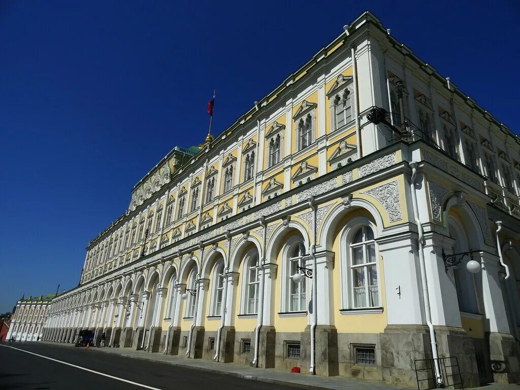 Большой кремлевский дворец история. Большой Кремлёвский дворец Московский Кремль. Большой Кремлевский дворец в Москве Архитектор тон.