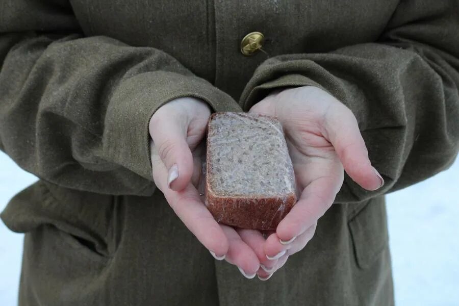 блокада ленинграда хлеб блокадного ленинграда. блокадный ленинград хлеб блокадный. кусочек хлеба в блокадном ленинграде. кусочек хлеба в блокадном ленинграде. блокада ленинграда кусок хлеба.