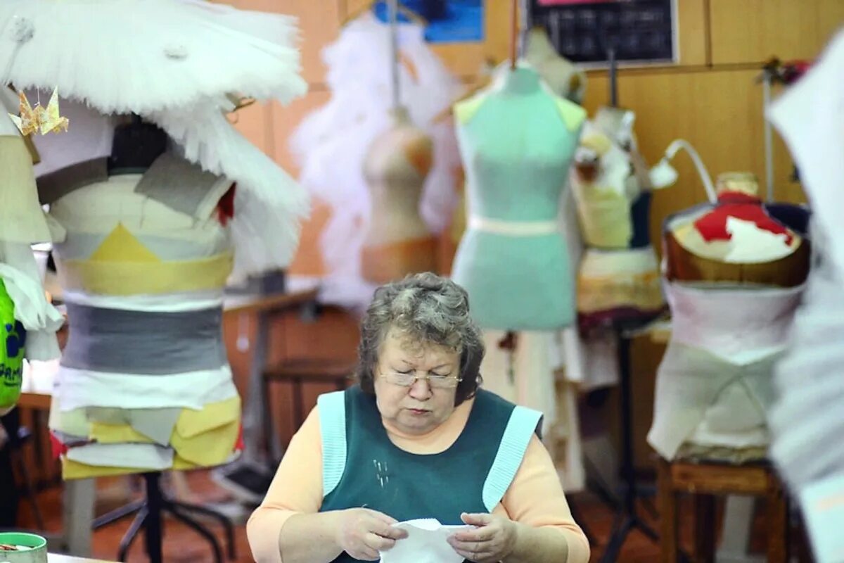 Светлана бастер костюмер рдк. Костюмерная. Костюмерная мастерская получила. Костюмерная мастерская получила. Костюмерные мастерские большого театра.