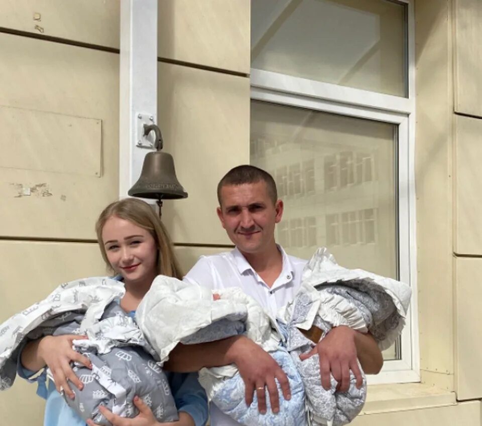 Больной ребенок с большой головой в ростов на дону. Выписка тройни из перинатального центра 2021. Тройняшки на выписке. Перинатальный центр ростов. Рожденные в ростове на дону.