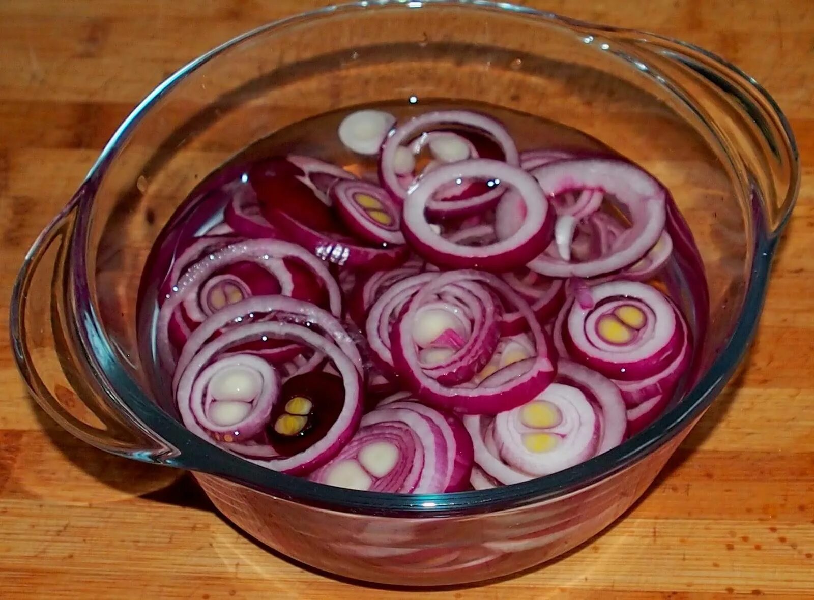 Рецепт вкусной соленой. Маринад для лука. Маринованный лук. Лук кольцами. Маринованный красный лук.