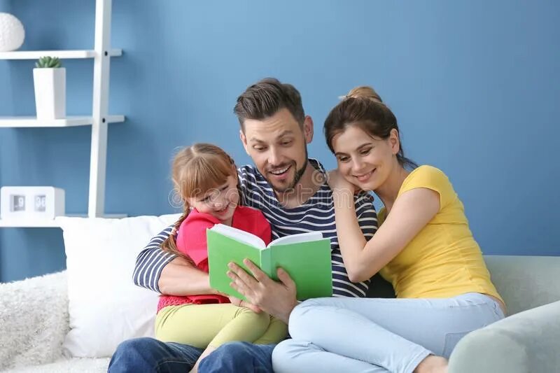 Фотозона читаем всей семьей. Читаем всей семьей. Читающая семья. Семья дома читают. Семья любители книг.