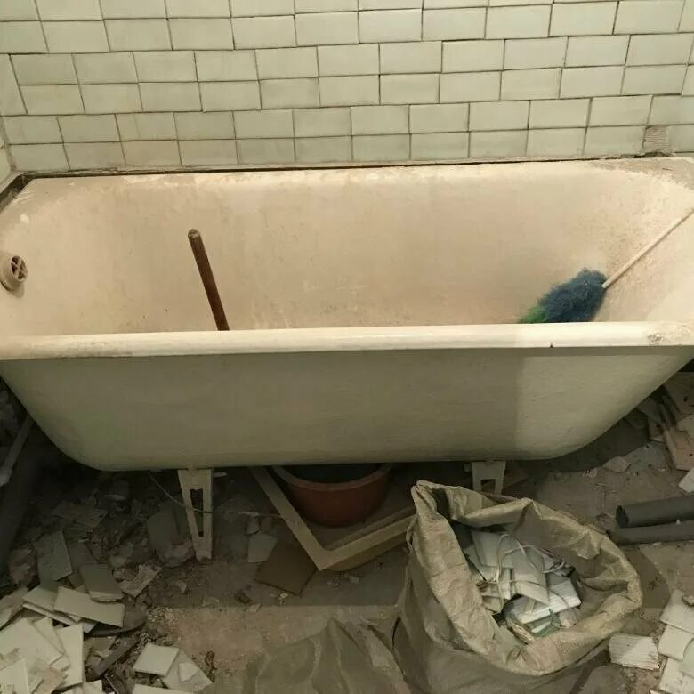 Старая ванна. Ванная чугунная Старая. Советская чугунная ванна. Железная ванна Старая. Вывоз чугунной ванны из квартиры