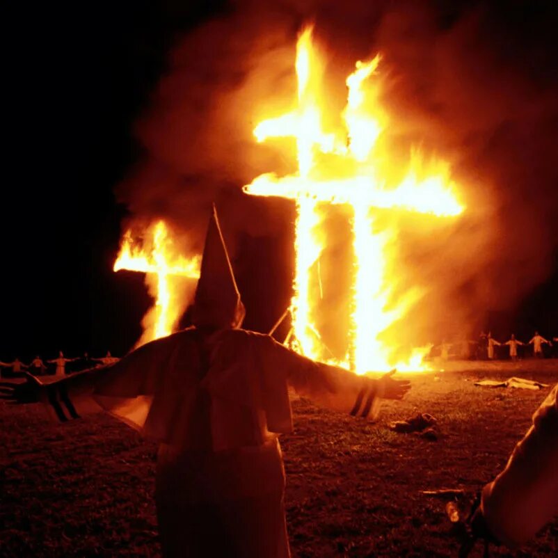 Куклус клан. Ku Klux Klan. Ккк ку-клукс-клан крест. Сгорел на английском