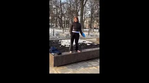 Снимал штаны и показывал