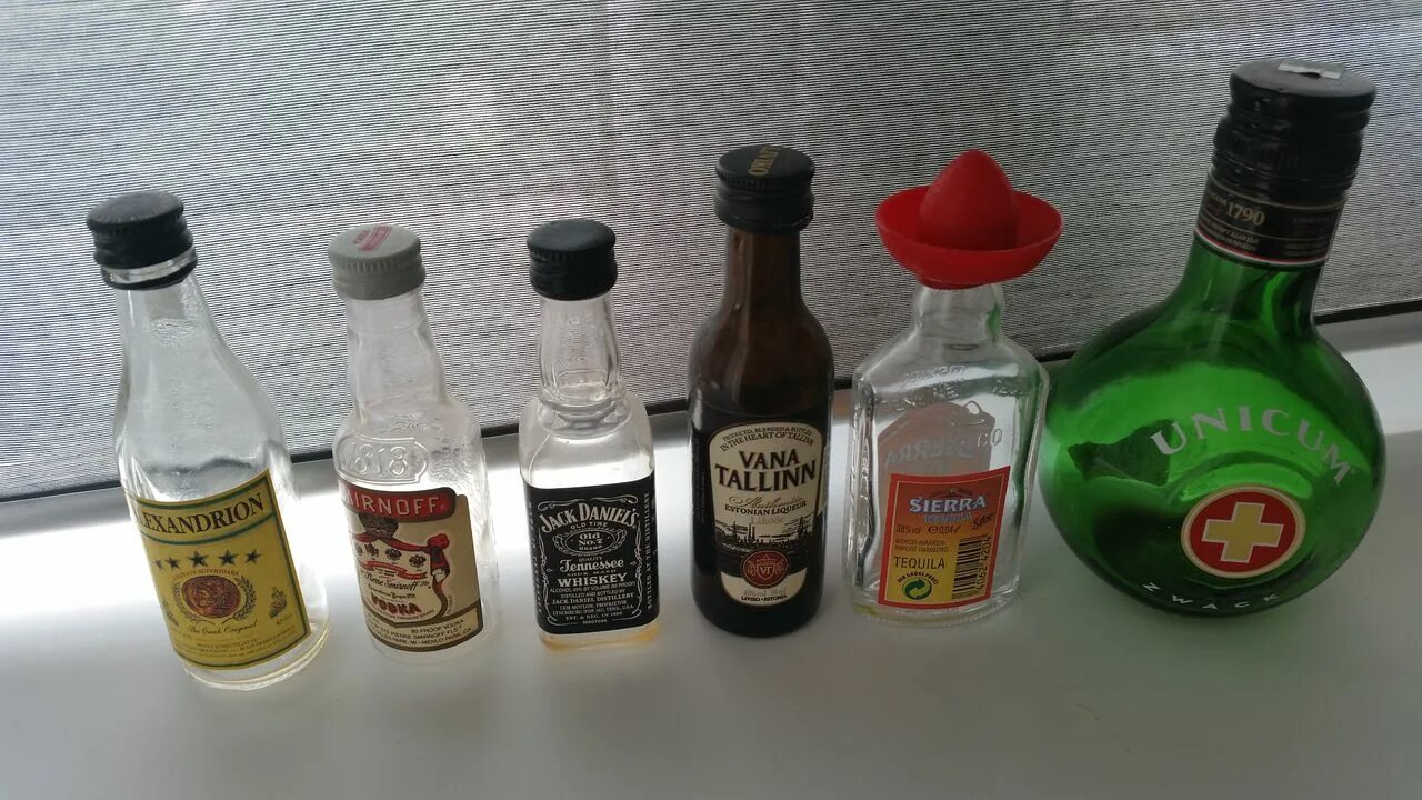 Спиртное в маленьких бутылочках. Бутылочки из мини бара. Набор маленьких бутылочек с алкоголем. Мини бутылочки с алкоголем. Бутылочки из мини бара.