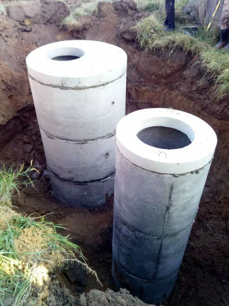копка сливной ямы. кольца под колодец. два колодца. септик из жби колец. колодец для канализации из бетонных колец кц 20-90.