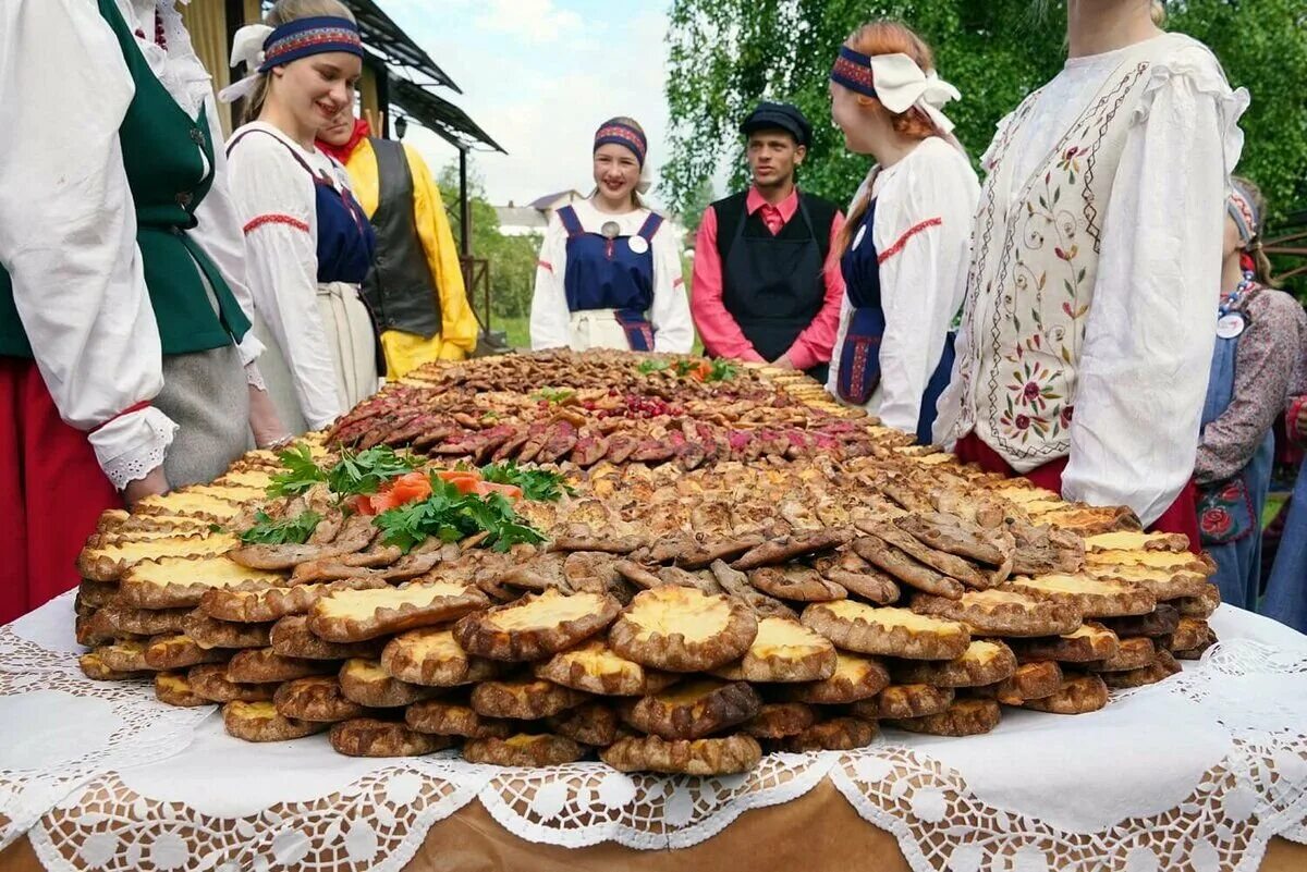 Праздник национальной кухни. Фестиваль карельской калитки. Фестиваль карельских пирогов калитка. Калитка фестиваль карельского пирога в Толмачах. Карельский праздник калитка.