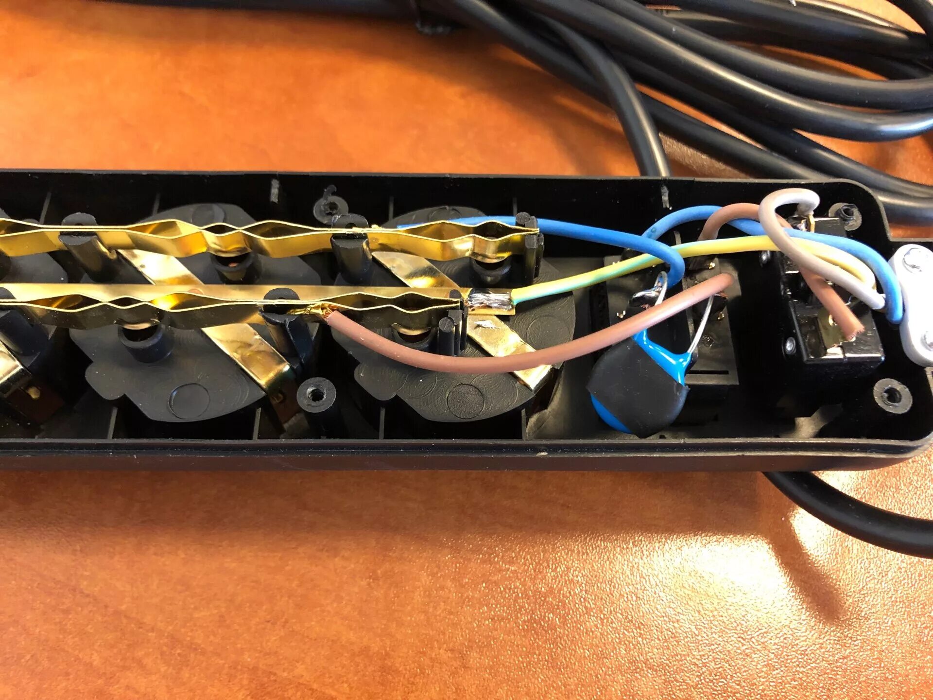 8. Удлинитель в разборе. Сетевой фильтр defender es 1. Сетевой фильтр напрямую. Варистор в сетевом фильтре.