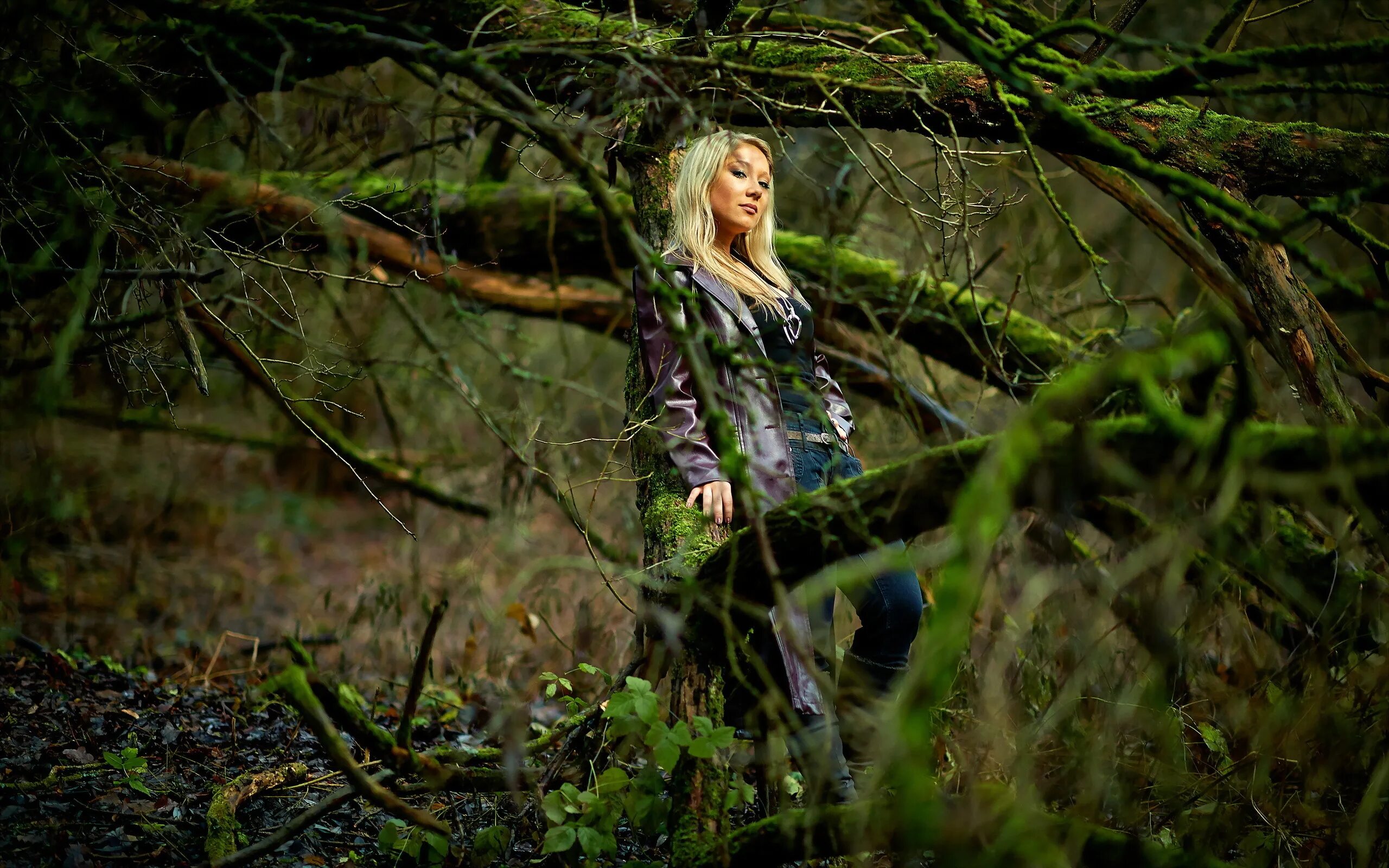 Лесиан. Фотосессия в лесу. Девушка в лесу фотосессия. Лесная девушка. Блондинка в лесу.