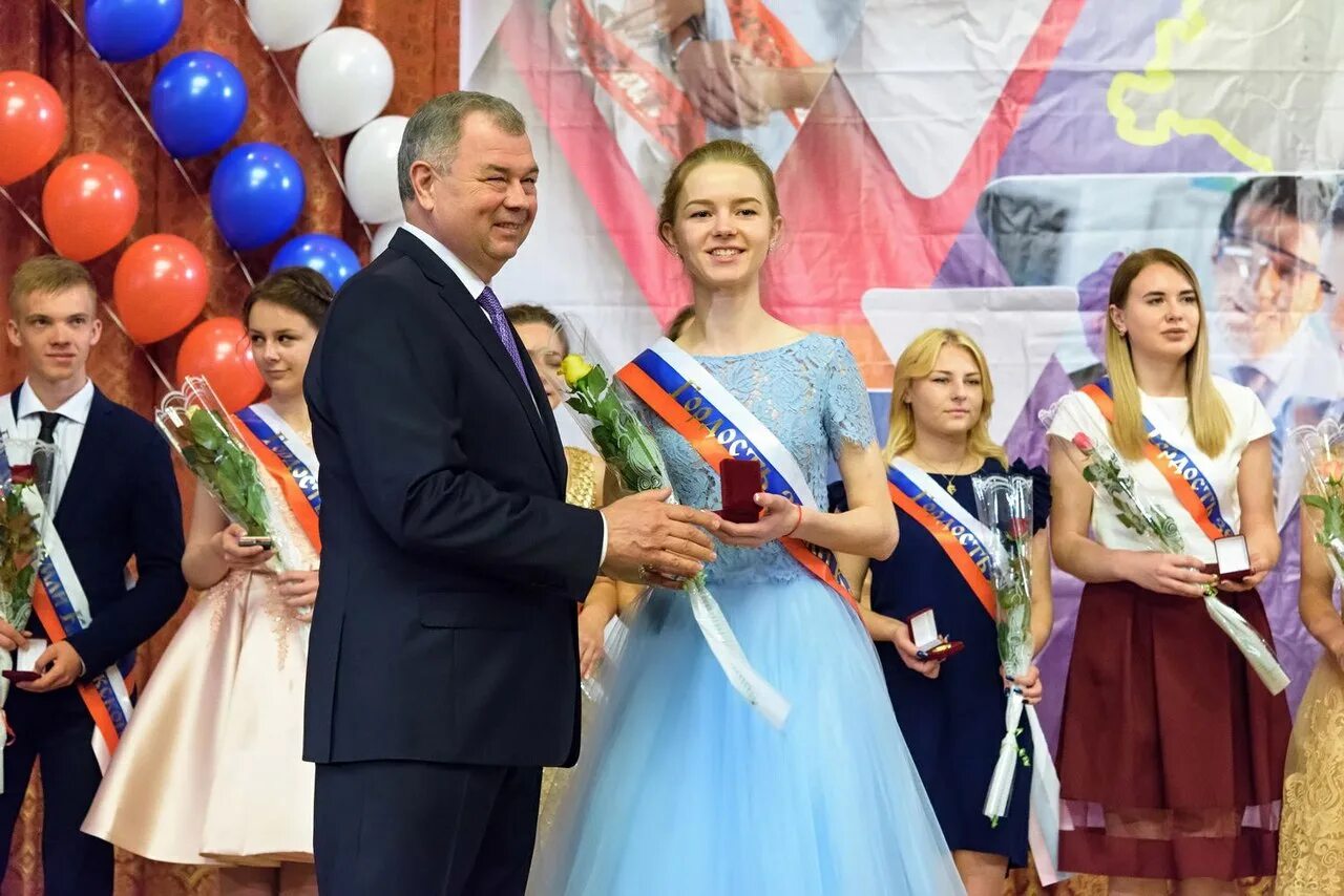 Вручение медалей выпускникам. Вручение золотых медалей. золотые медалисты. выпускники школ золотые медалисты.