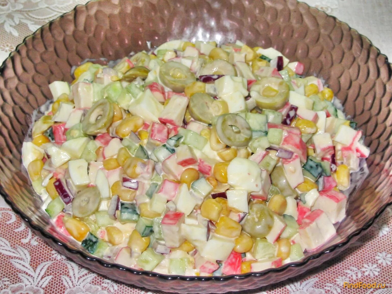 украшение салата оливками и маслинами. салат с крабовыми палочками и оливками. салат из крабовых палочек с маслинами. салат с крабовыми палочками сыром оливками. салат с оливками и крабовыми палочками.