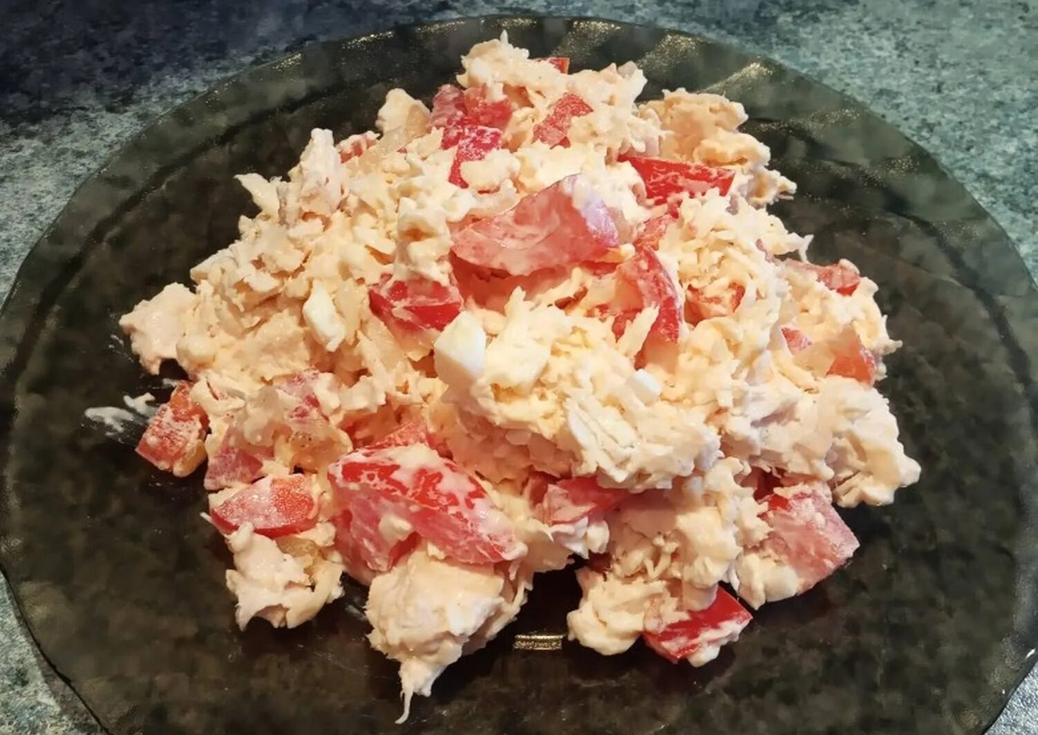 Салат из копченой курицы помидор яиц. Салат с курицей помидорами и сыром. Салат помидоры сыр чеснок. Салат из копченой курицы помидор яиц. Салат из копченой курицы помидор яиц.