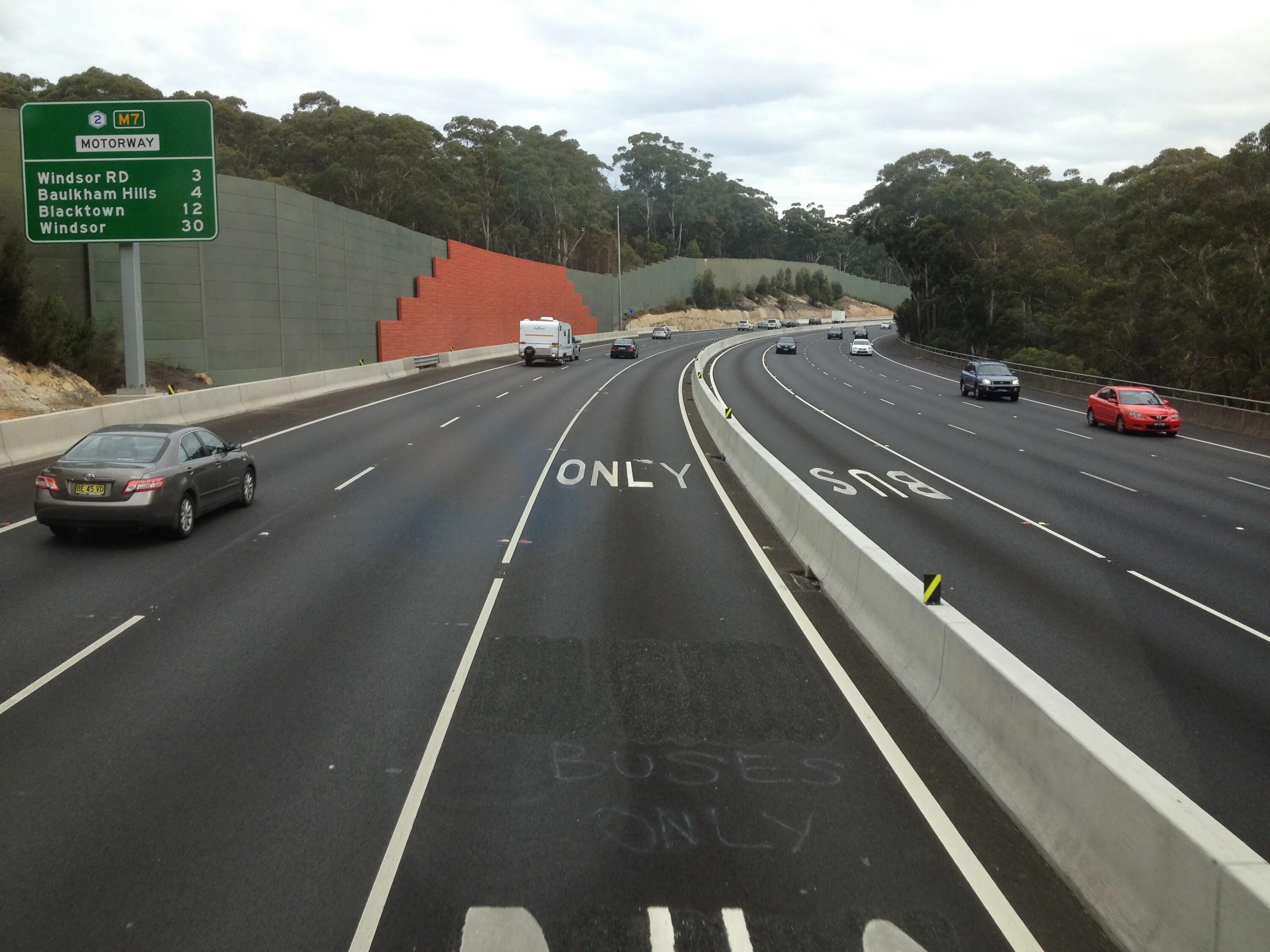 Motor way. Motorway в британском варианте. motorway american english. service zone and exits on motorways.