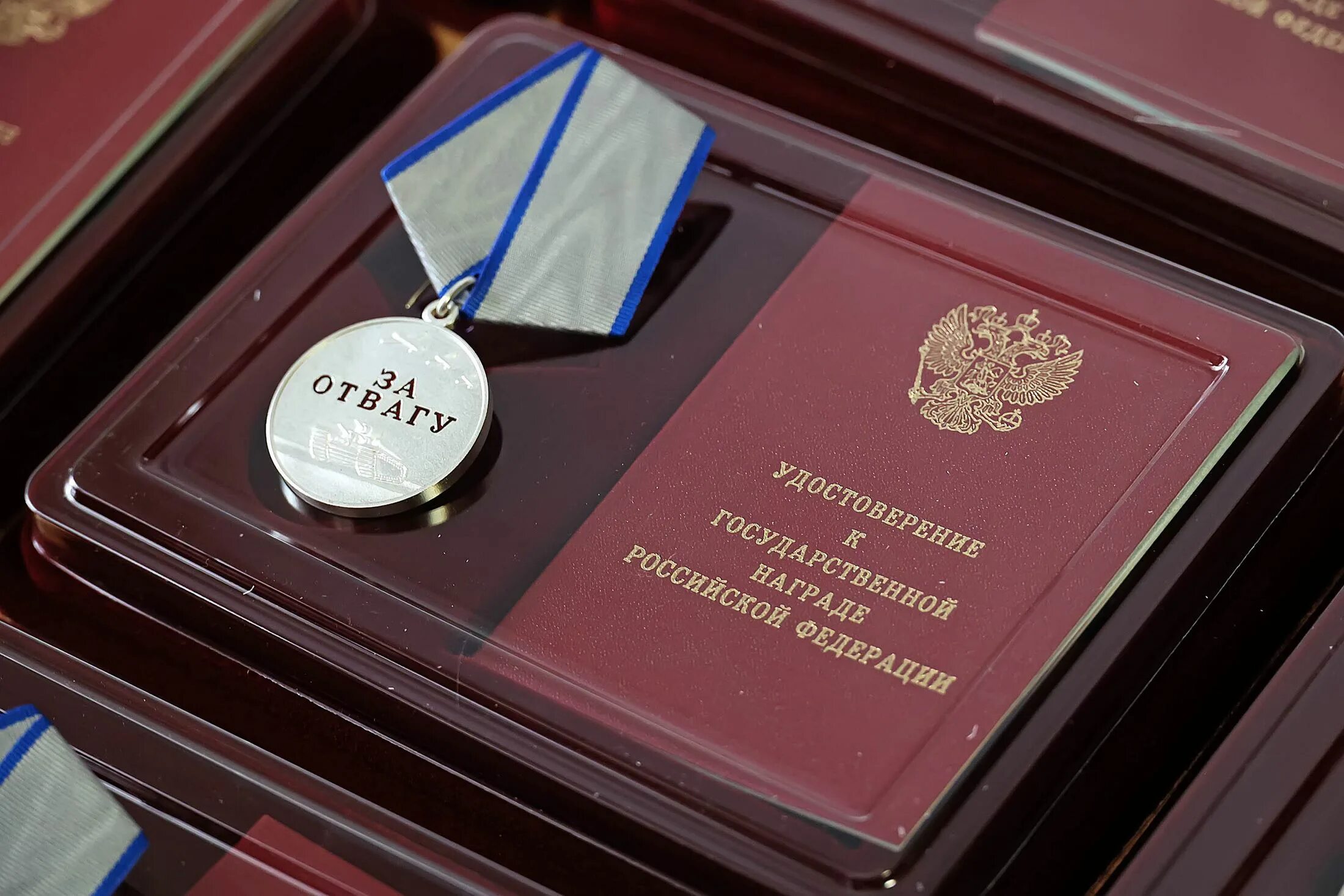Медаль волонтер сво. Медаль за отвагу Украина 2022. Медаль за отвагу в спецоперации. Медаль за отвагу РФ 2022. Награждение медалью за отвагу.