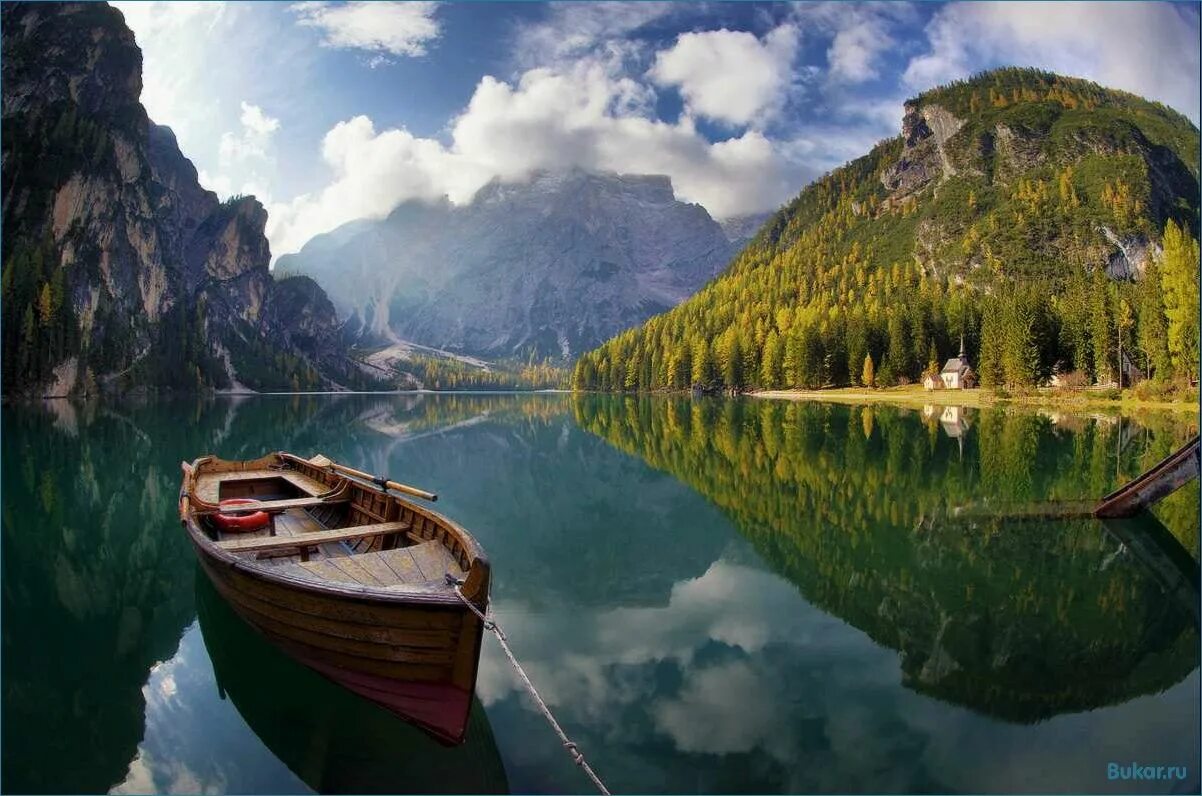 Озеро Брайес Италия. Озеро Брайес Италия лодка. Озеро Брайес Италия фото. Озеро Брайес в горах. Интересные места природа