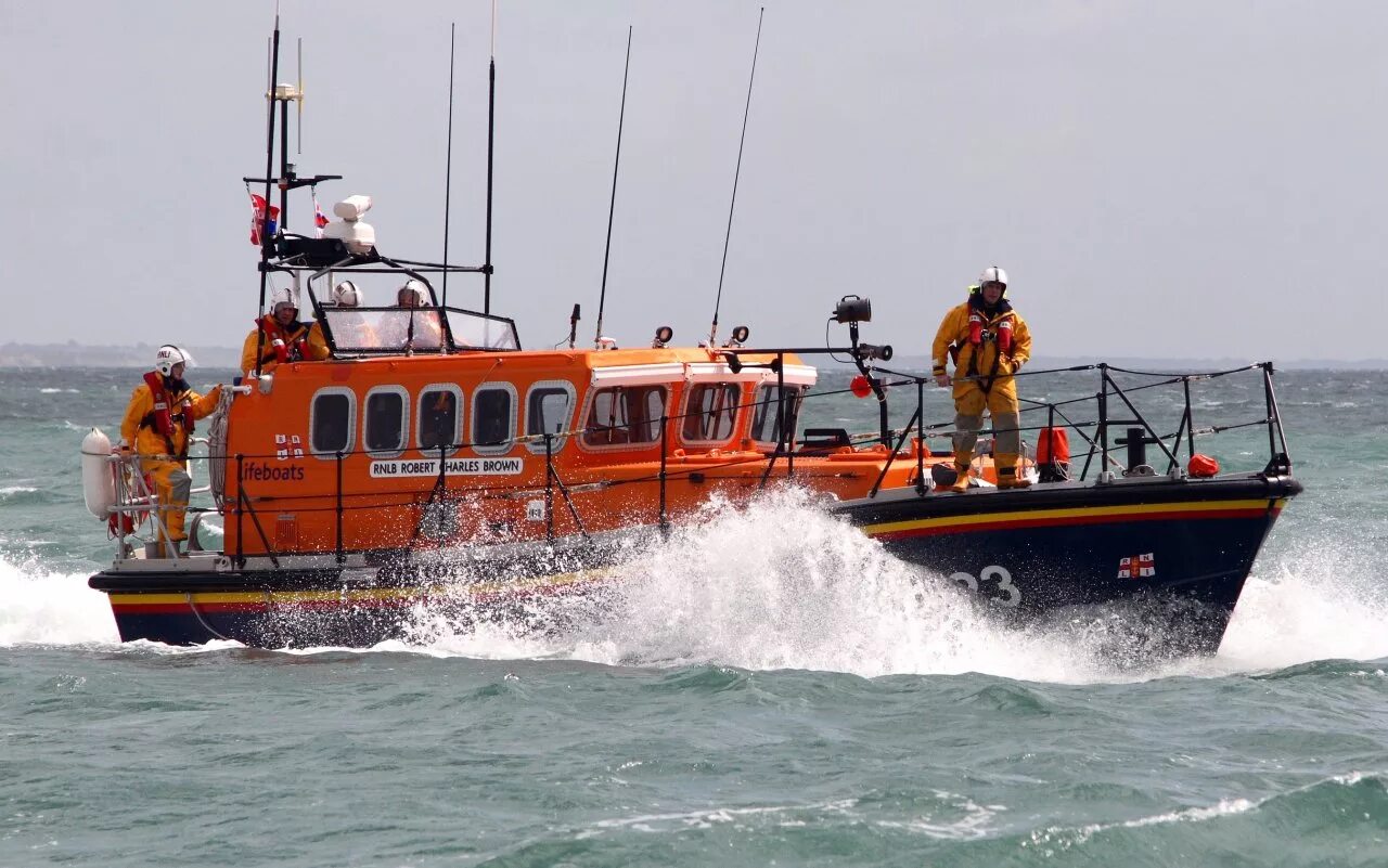 Поисково спасательные суда. Спасательный катер Lifeboat RNLI. Пожарно-спасательный катер КС-950. Спасатели береговой охраны России. Аварийно спасательные шлюпки Вельбот.