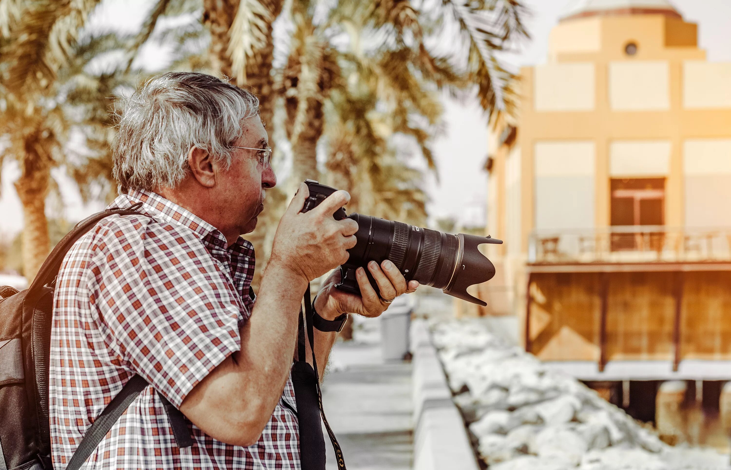 Taking master. Пенсионер с фотоаппаратом. Фотограф на дереве. Мужчина с видеокамерой. Пожилой человек с фотоаппаратом фото.