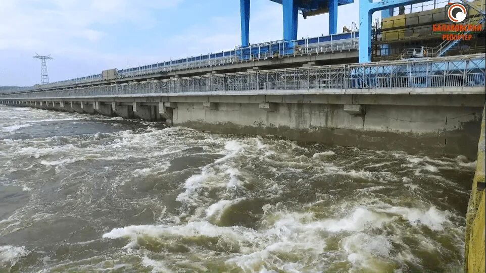 Сброс воды в волге. Саратовская ГЭС водосброс. Нижний бьеф Саратовской ГЭС. Гидроэлектростанция Балаково. Балаковская плотина.