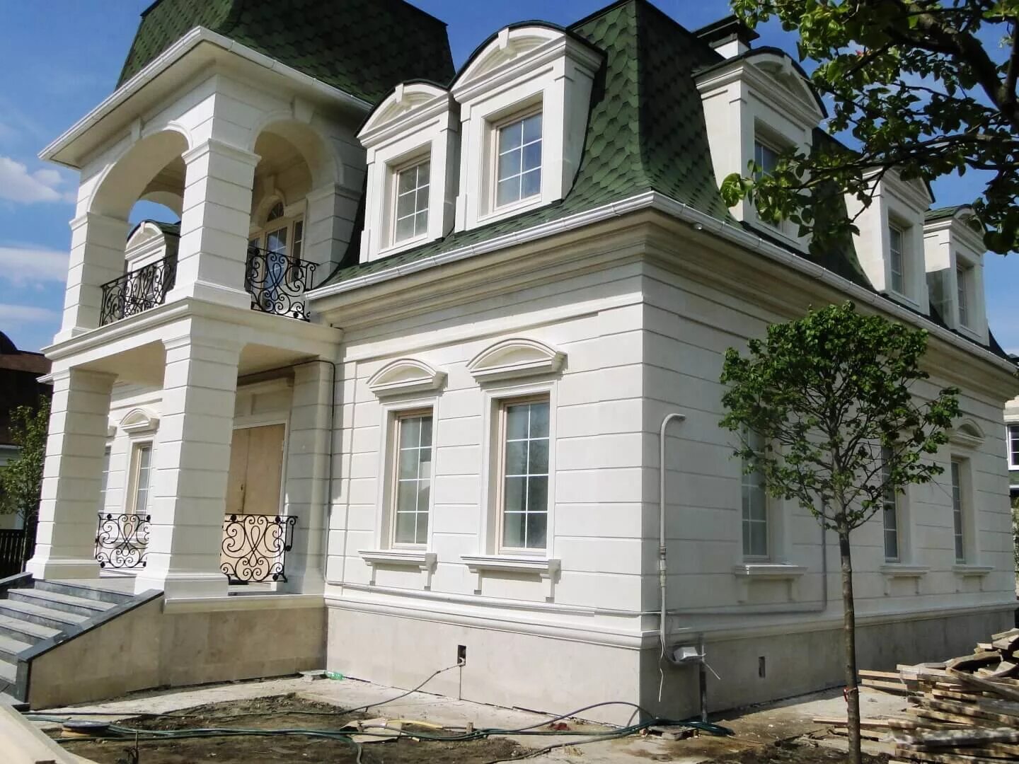 Дагестанский камень для фасада. Красивый дом сайдинг. Отделка дачных домов снаружи. Фасад дома из белого кирпича. Дом с белым сайдингом.