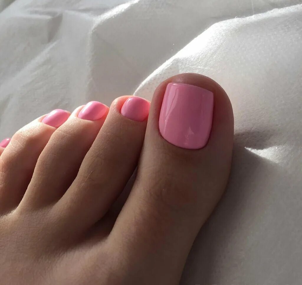 Педикюр мытищи. Педикюр в розовом цвете. Педикюр розовый люксио. Розовые ногти люксио педикюр. Пальцы розовый.