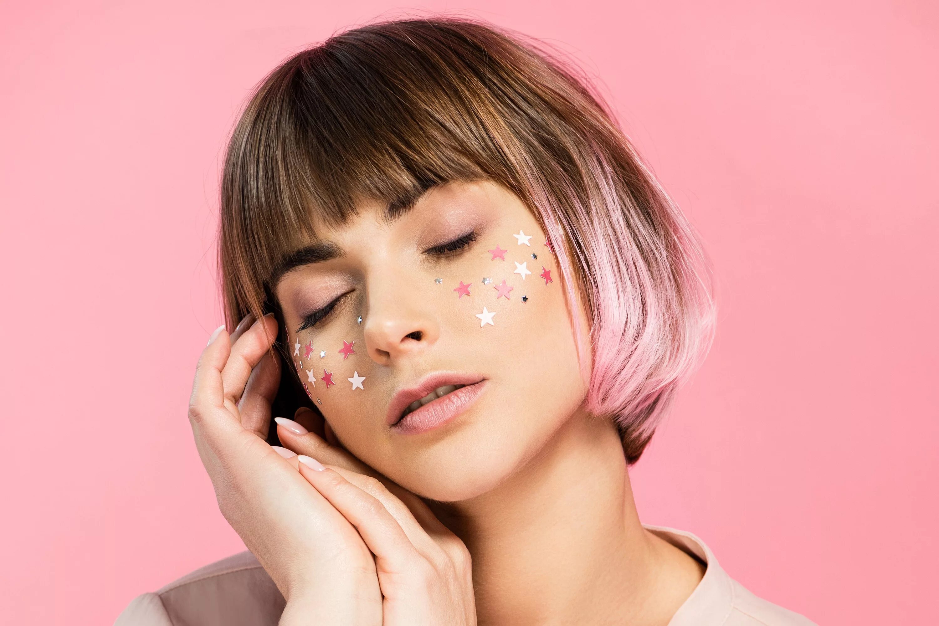 девушка в краске. краски для лица. брызги краски на лице. девушка наносит тональный крем. пудра для темнокожих.