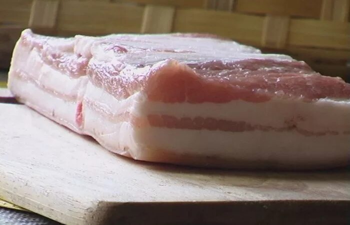 сало свинина. соленая рыба в бочке. сало подчеревок соленое. какое мясо для засолки. соленое мясо.
