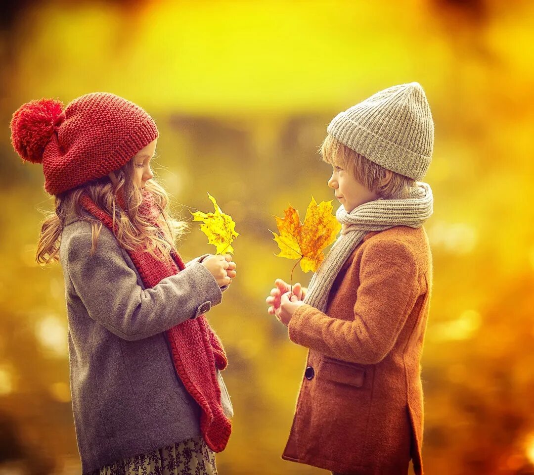 Детская фотосессия на природе. Осень для детей. Осенняя прогулка. Мальчик девочка осень. Осенняя фотосессия.