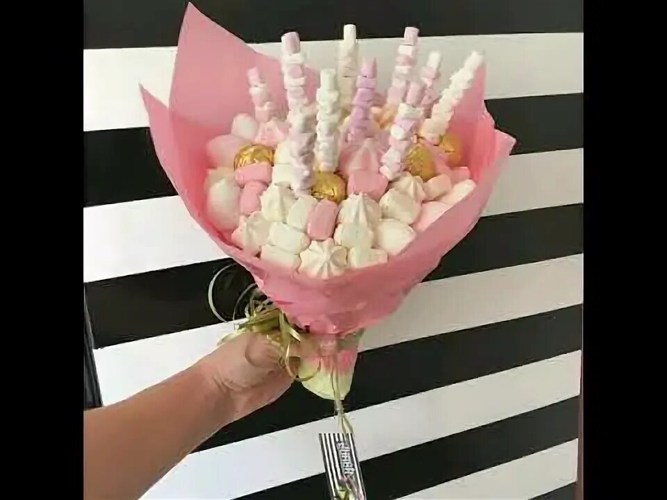 Как собрать букет из конфет на шпажках. Букет из зефира и мармелада. маленькие букетики из зефира. маленький букет из мармеладок. маленькие букеты из зефира и мармелада.