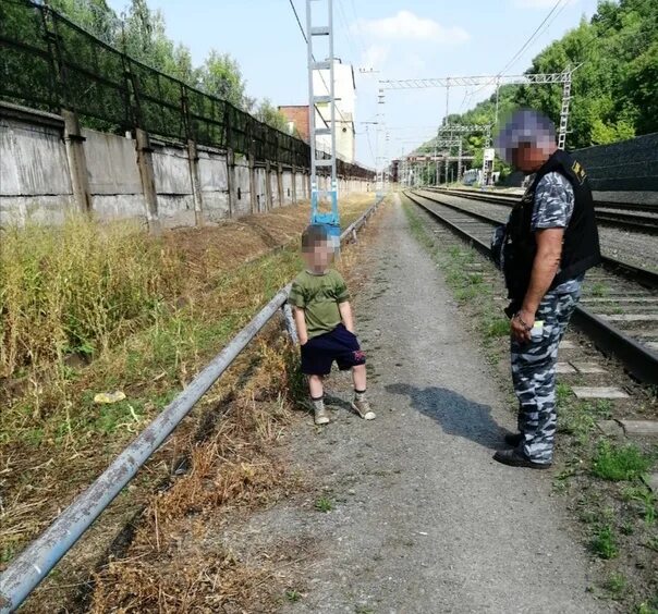 Помощь пописать. Мальчик на железной дороге. Мальчик с железной дорогой. Пацаны у железной дороги.