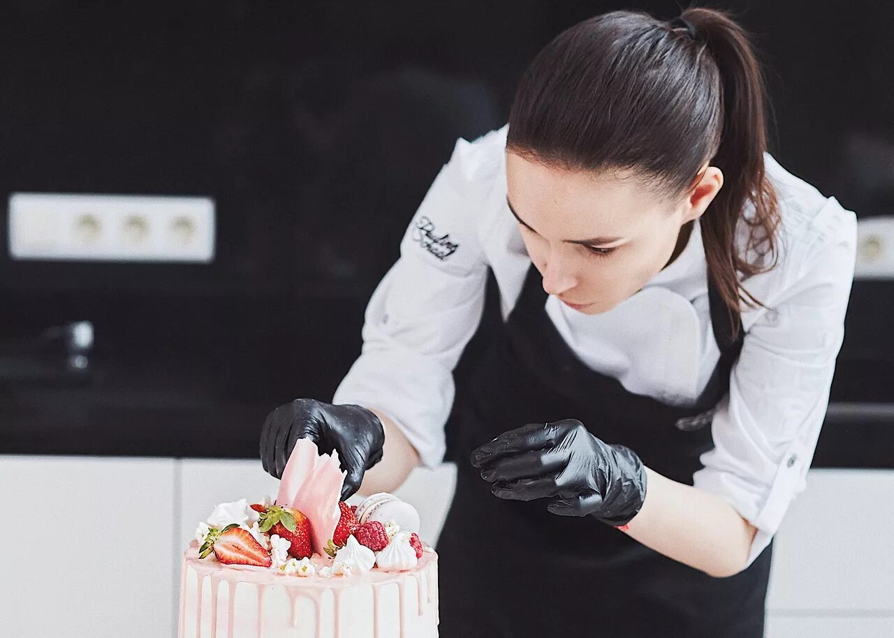 Кондитерские украшения. Мастер кондитер новая. Катрин байер кондитер. Мастер кондитер новая. Амори гишон.