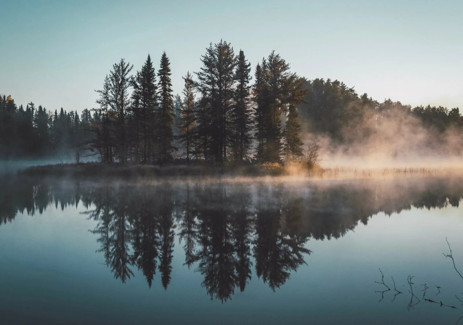 Озеро в тумане. Туманное озеро в Карелии. Лес озеро туман. Озеро в лесу. В тумане есть вода