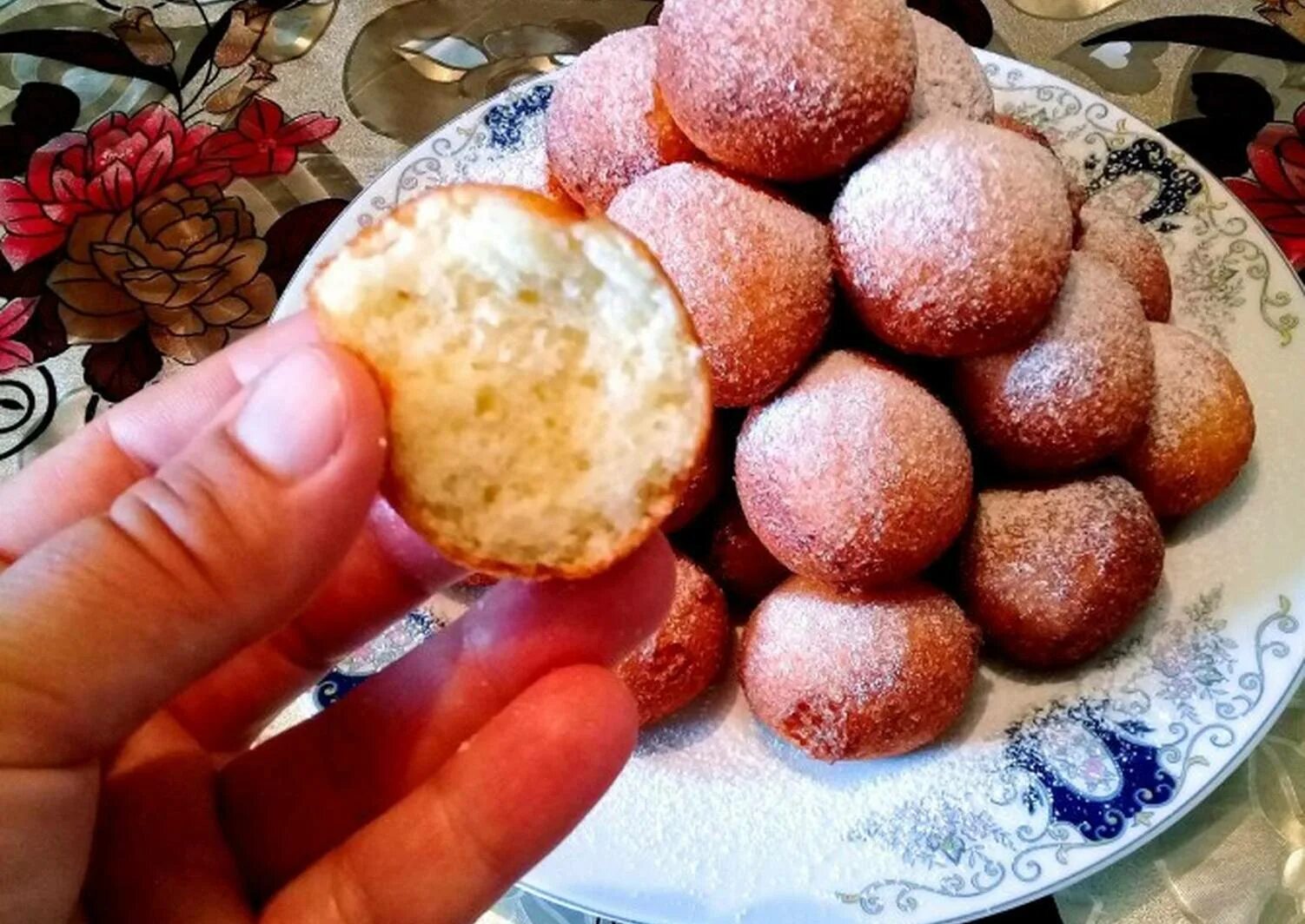 Творожные пончики жареные. Творожные пончики жареные в масле. Творожные пончики круглые. Творожные круглые пончики жареные в масле.