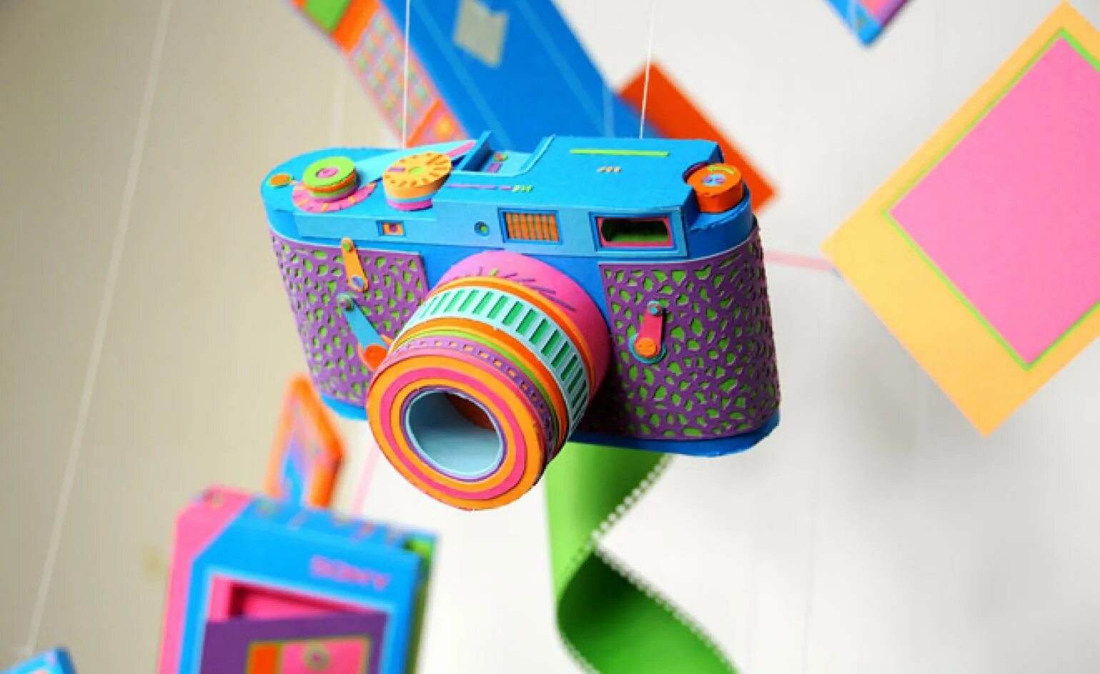 Agfaphoto. девушка с фотоаппаратом. камеры яркого. Minolta hi-matic 7 manual operation. линза камеры.