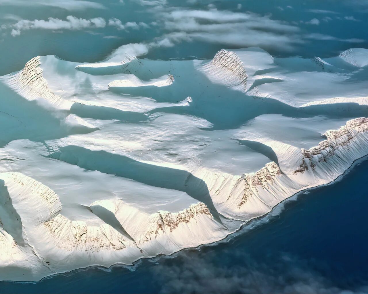 Свободный ото льда участок антарктиды. Смоленск Антарктида. Остров Беллинсгаузена. Льды Антарктиды. Ледники Китая.