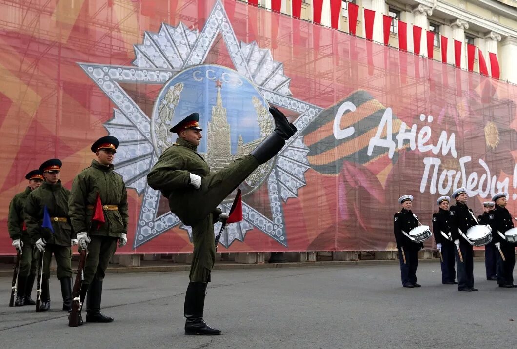 Готовимся ко Дню Победы. Инсталляция к 9 мая. Флажки на 9 мая. 9 Мая парад Победы арт. Военные баннеры