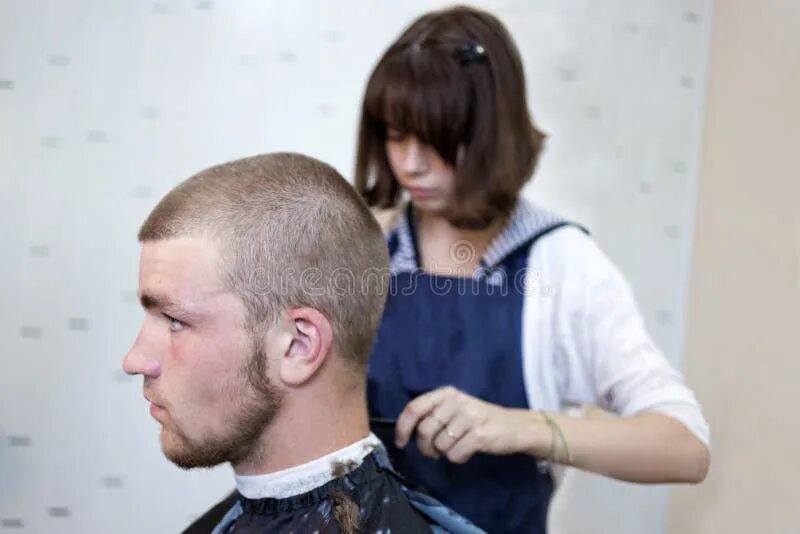 Муж подстриг волосы. Парикмахер стрижет мужчину. Девушка с мужской стрижкой в парикмахерской. Стрижка парикмахер налысо. Стрижка парня налысо в парикмахерской.