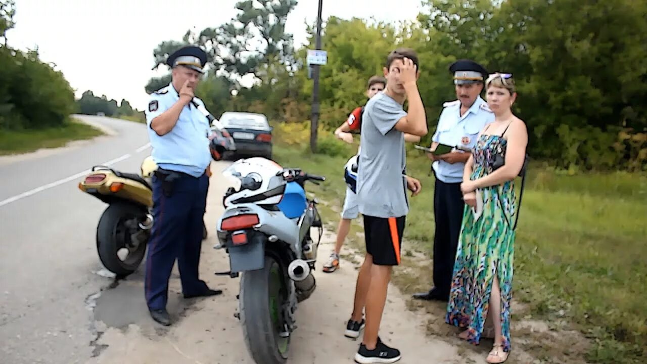 Ловят школьников на мопеде. Школьники на спортбайках. Пойман мопед