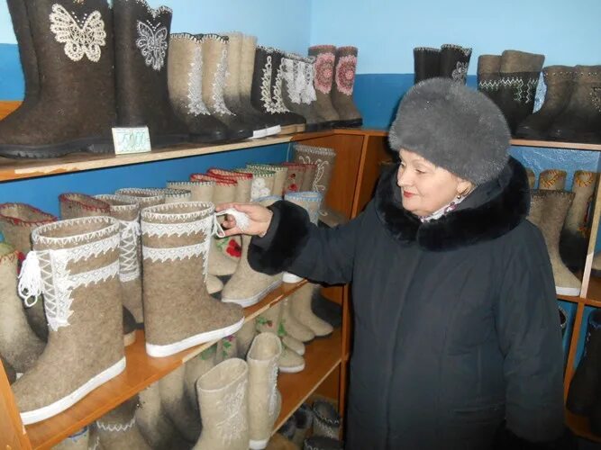 Сапоговаляльная фабрика елец. Выльгорт валенки фабрика. Выльгортская сапоговаляльная фабрика, село выльгорт. Выльгорт валенки фабрика. Выльгортская фабрика валяной обуви.