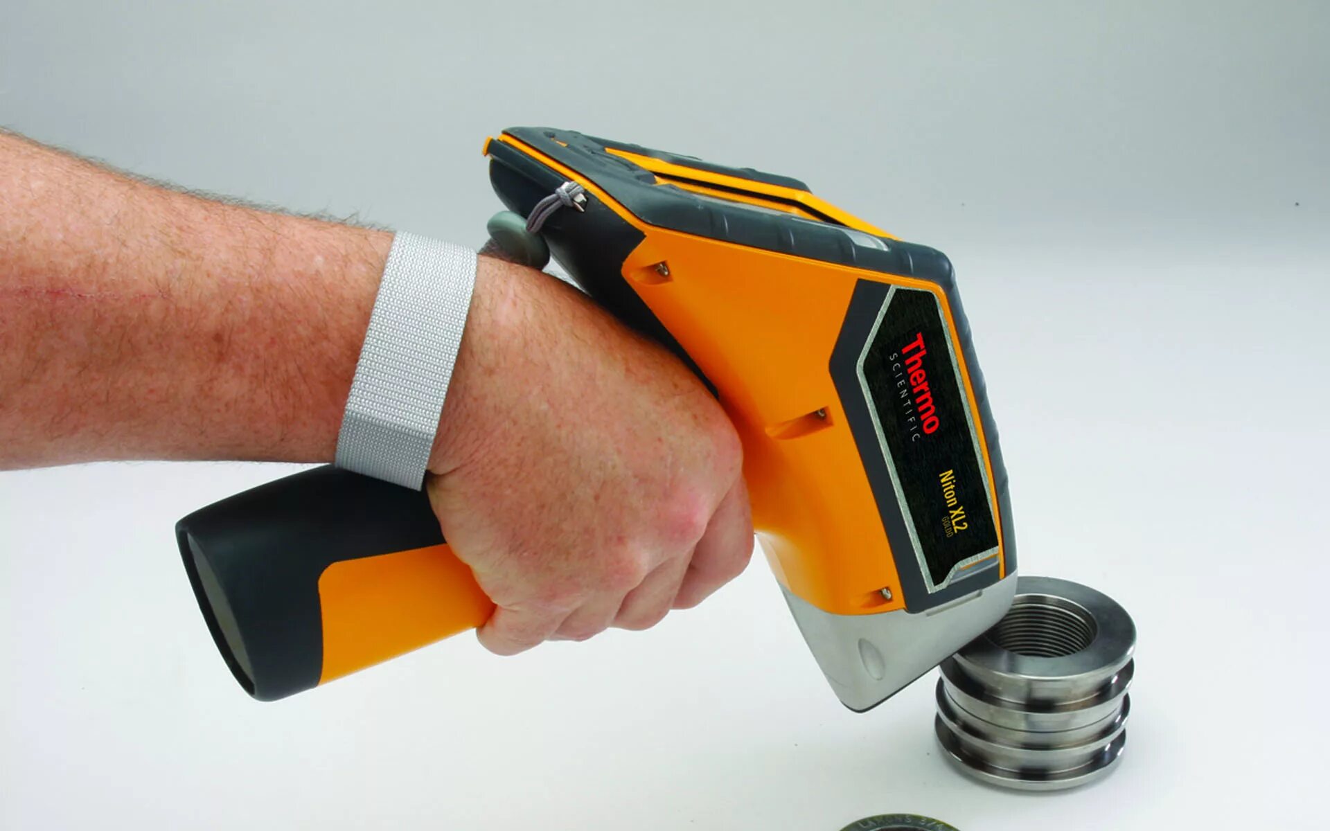 Химичиский состав мета. Принцип работы анализатора металлов. Определение состава металла. Прибор для определения марки стали. Анализ металла.