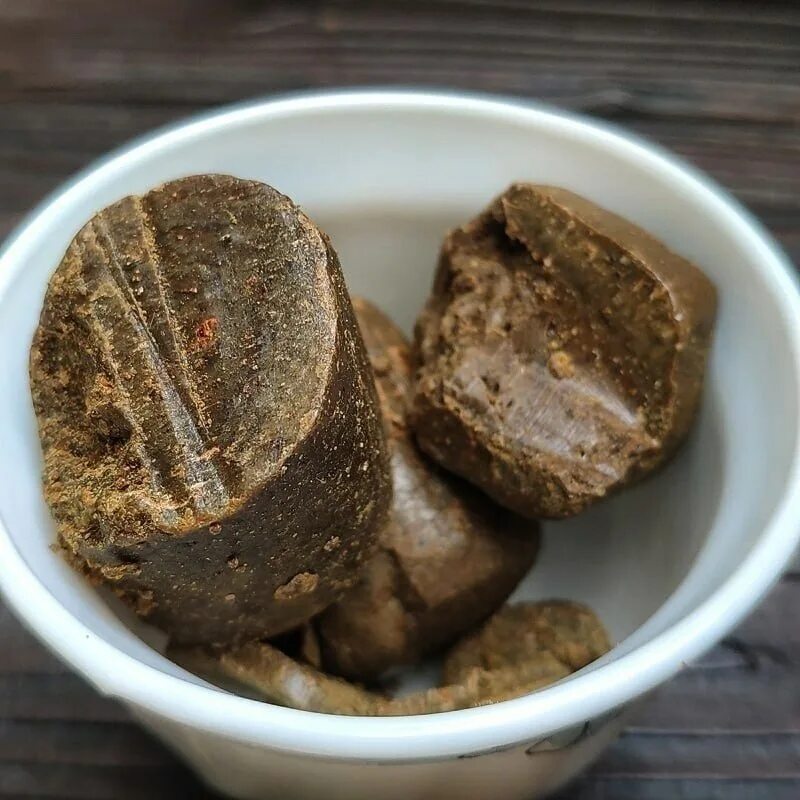 Какой прополис лучше. Прополис. прополис сухой. прополис пчелиный натуральный. прополис фото.