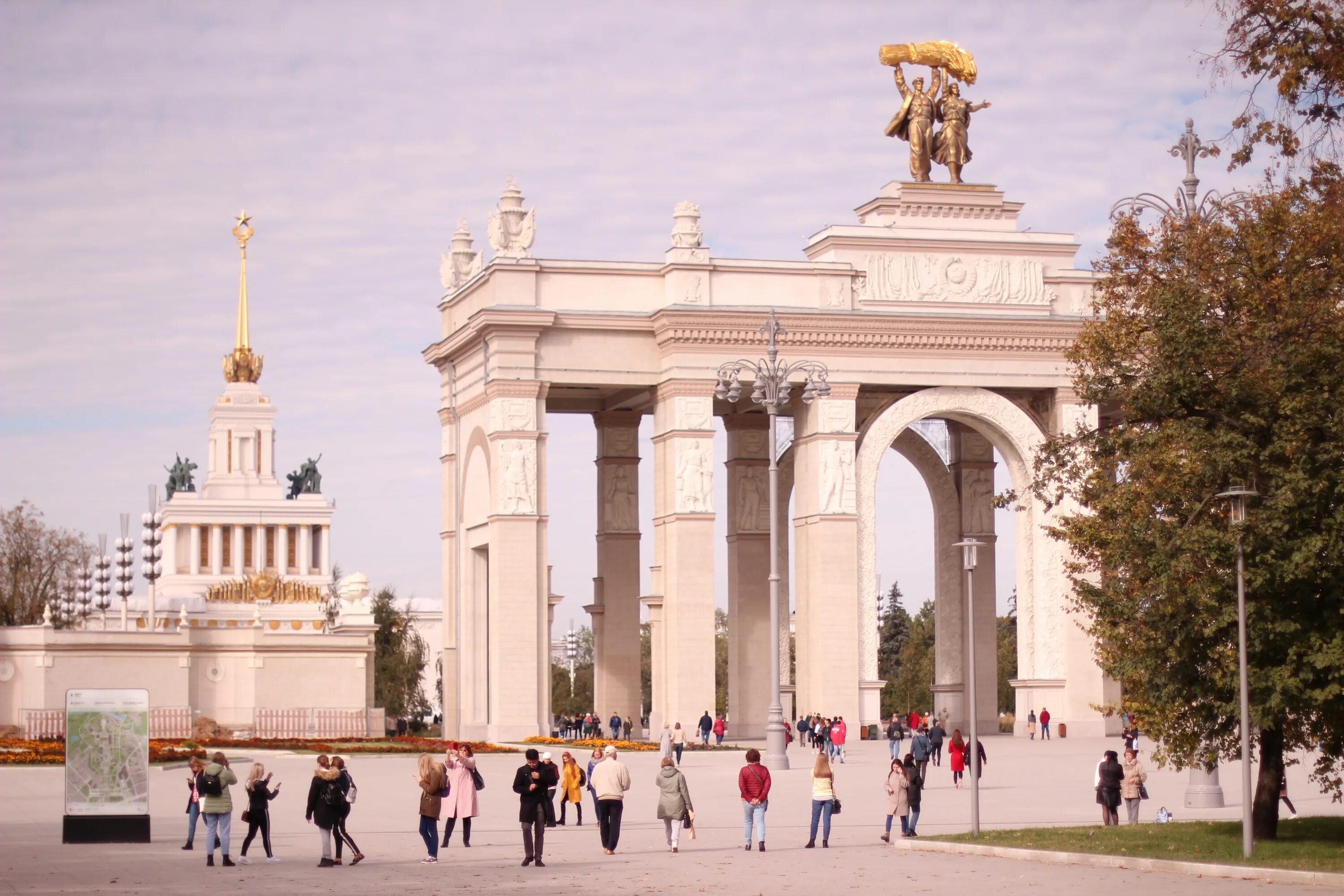 Вднх проголосовать. ВДНХ Кострома. ВДНХ В Москве. Паровоз на ВДНХ. Архитектура ВДНХ Москва.